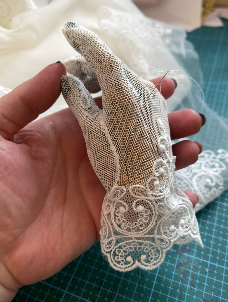 Вы помните, что получили в подарок на свадьбу? Согласитесь, конверты с купюрами — презент приятный, но не слишком запоминающийся. Как покорить сердца молодоженов в торжественный для них день, точно знает владимирская художница Елена Дьячкова, известная своими авторскими куклами. По заказу подруги она изготовила семейную пару в образе львов.