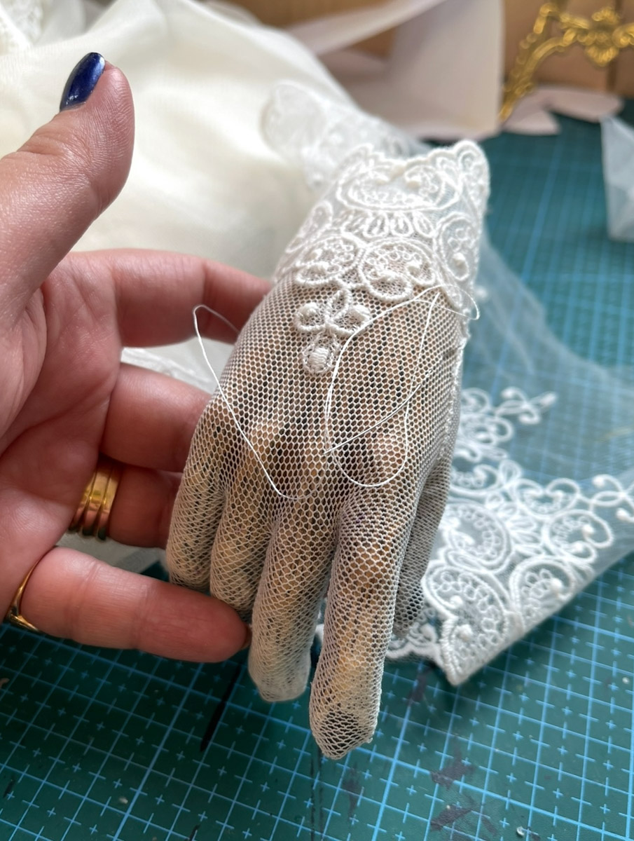 Вы помните, что получили в подарок на свадьбу? Согласитесь, конверты с купюрами — презент приятный, но не слишком запоминающийся. Как покорить сердца молодоженов в торжественный для них день, точно знает владимирская художница Елена Дьячкова, известная своими авторскими куклами. По заказу подруги она изготовила семейную пару в образе львов.