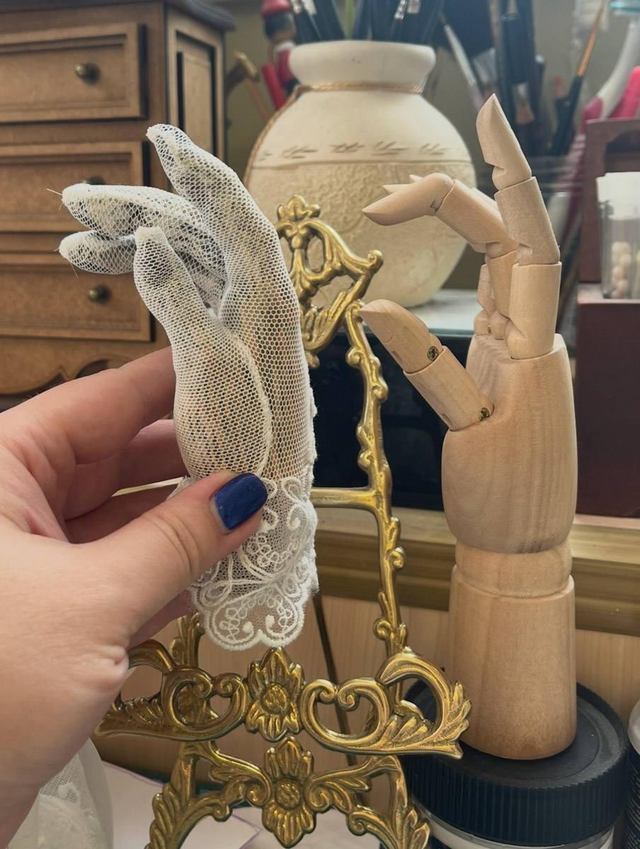 Вы помните, что получили в подарок на свадьбу? Согласитесь, конверты с купюрами — презент приятный, но не слишком запоминающийся. Как покорить сердца молодоженов в торжественный для них день, точно знает владимирская художница Елена Дьячкова, известная своими авторскими куклами. По заказу подруги она изготовила семейную пару в образе львов.