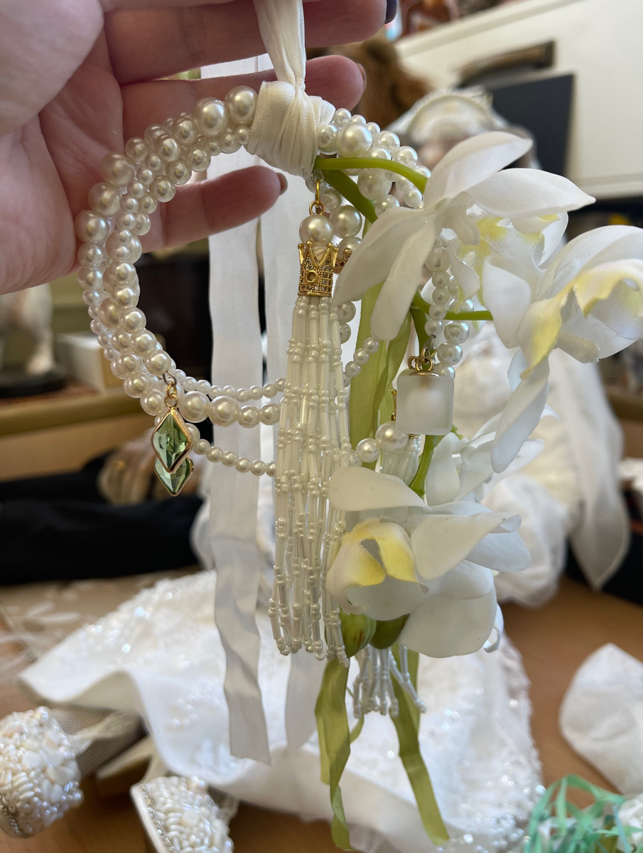 Вы помните, что получили в подарок на свадьбу? Согласитесь, конверты с купюрами — презент приятный, но не слишком запоминающийся. Как покорить сердца молодоженов в торжественный для них день, точно знает владимирская художница Елена Дьячкова, известная своими авторскими куклами. По заказу подруги она изготовила семейную пару в образе львов.