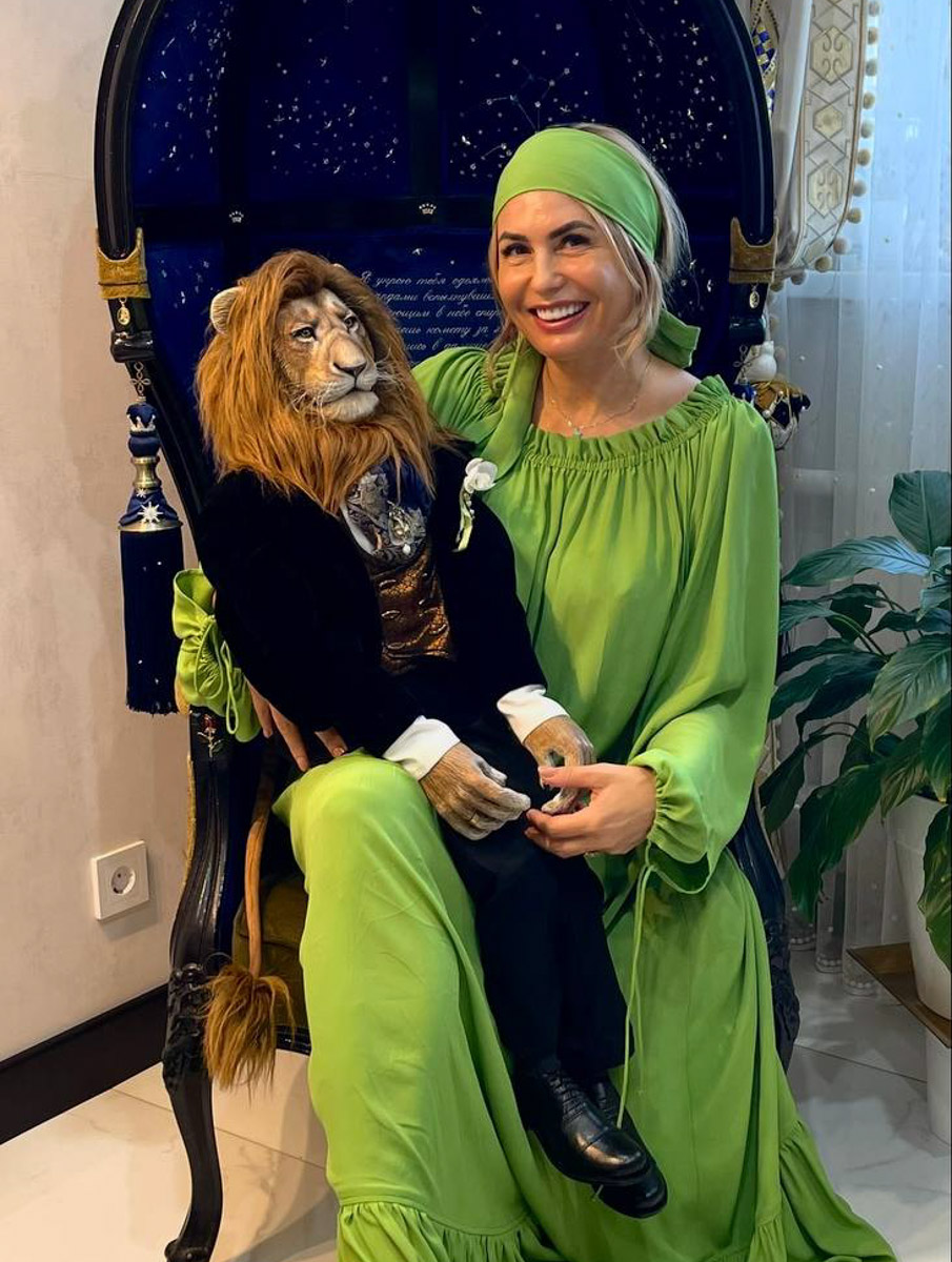 Вы помните, что получили в подарок на свадьбу? Согласитесь, конверты с купюрами — презент приятный, но не слишком запоминающийся. Как покорить сердца молодоженов в торжественный для них день, точно знает владимирская художница Елена Дьячкова, известная своими авторскими куклами. По заказу подруги она изготовила семейную пару в образе львов.