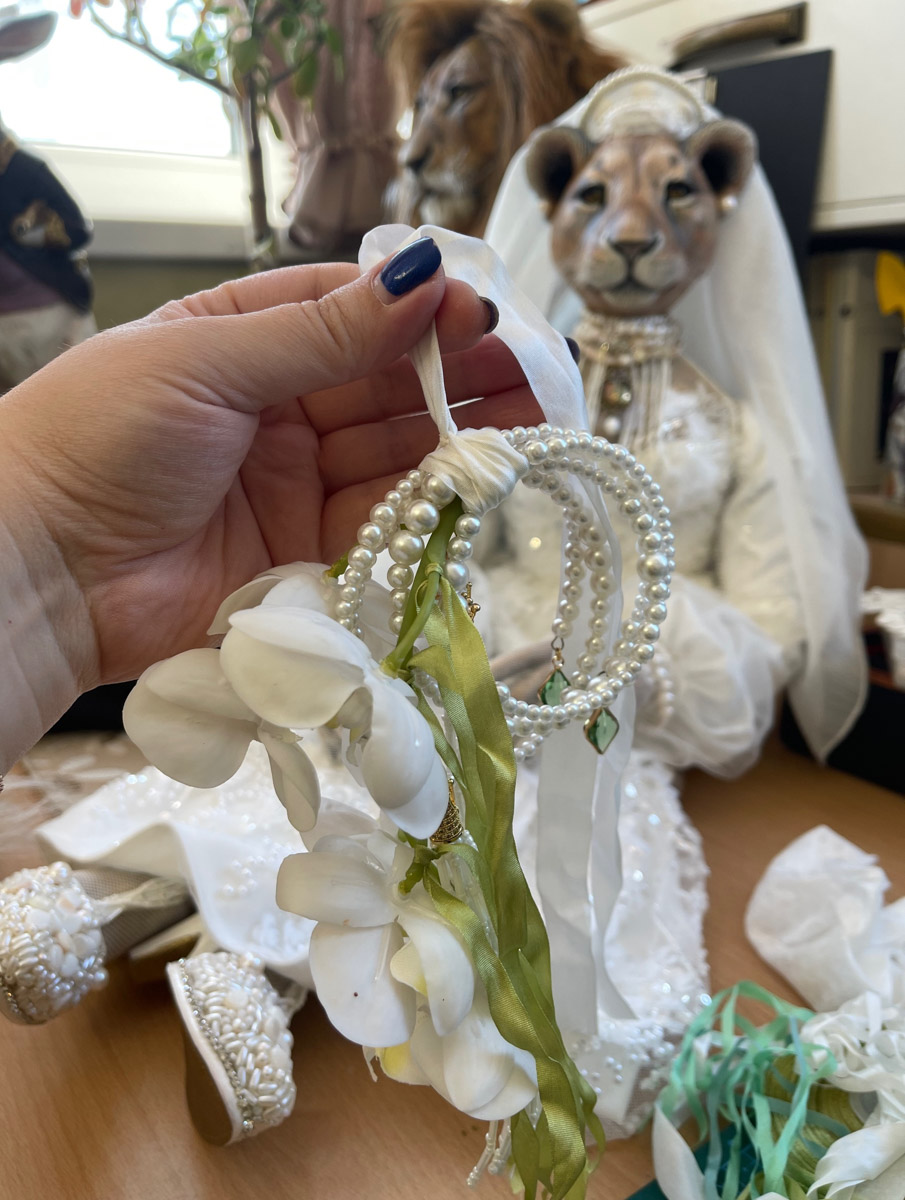 Вы помните, что получили в подарок на свадьбу? Согласитесь, конверты с купюрами — презент приятный, но не слишком запоминающийся. Как покорить сердца молодоженов в торжественный для них день, точно знает владимирская художница Елена Дьячкова, известная своими авторскими куклами. По заказу подруги она изготовила семейную пару в образе львов.