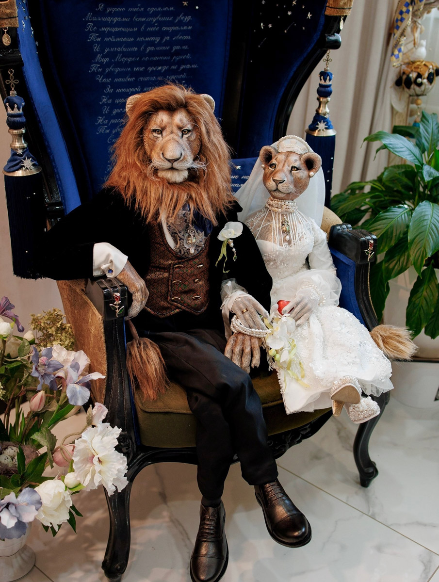 Вы помните, что получили в подарок на свадьбу? Согласитесь, конверты с купюрами — презент приятный, но не слишком запоминающийся. Как покорить сердца молодоженов в торжественный для них день, точно знает владимирская художница Елена Дьячкова, известная своими авторскими куклами. По заказу подруги она изготовила семейную пару в образе львов.