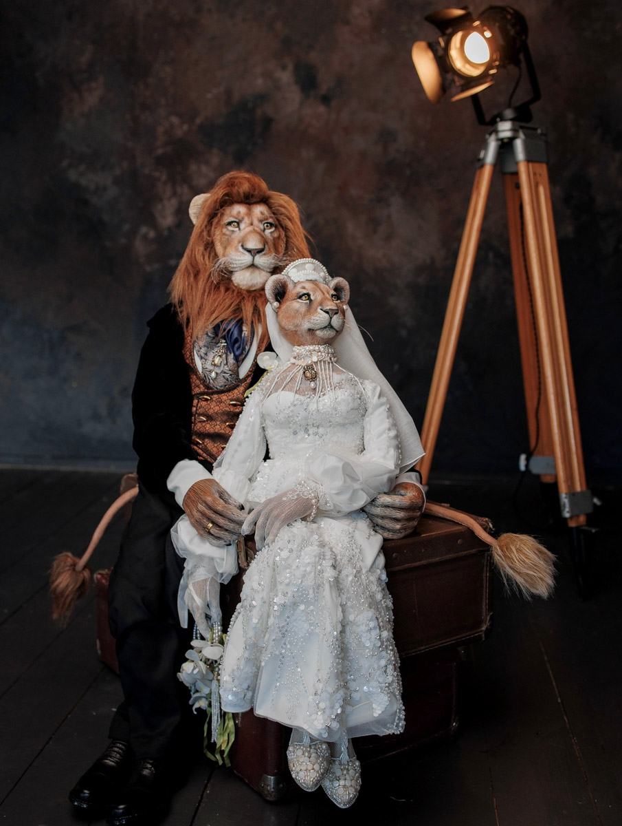 Вы помните, что получили в подарок на свадьбу? Согласитесь, конверты с купюрами — презент приятный, но не слишком запоминающийся. Как покорить сердца молодоженов в торжественный для них день, точно знает владимирская художница Елена Дьячкова, известная своими авторскими куклами. По заказу подруги она изготовила семейную пару в образе львов.
