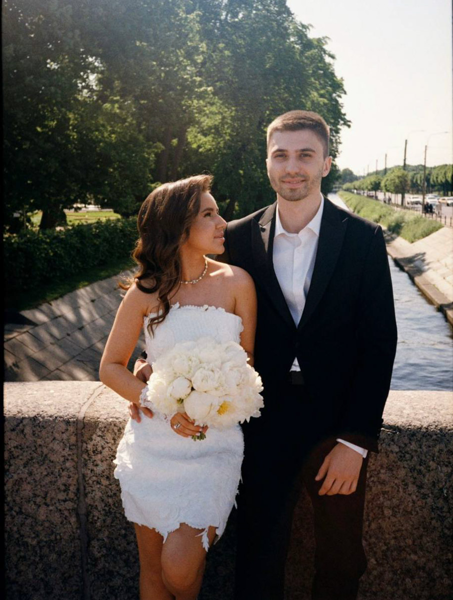 Вы помните, что получили в подарок на свадьбу? Согласитесь, конверты с купюрами — презент приятный, но не слишком запоминающийся. Как покорить сердца молодоженов в торжественный для них день, точно знает владимирская художница Елена Дьячкова, известная своими авторскими куклами. По заказу подруги она изготовила семейную пару в образе львов.