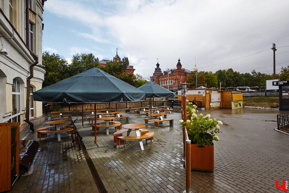 Владимир — это не только город с открытки Золотого кольца. Кто‑то из великих людей попадал сюда согласно приговору, кто‑то по любви, а кто‑то просто проезжал мимо и задержался на ночь. «Ключ-Медиа» решил создать литературную карту Владимира — настоящую и живую. Где каждый адрес — история, вместо улиц цитаты, а гида замещает текст.