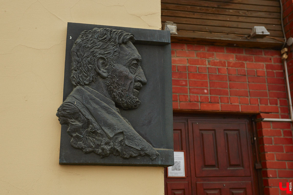 Владимир — это не только город с открытки Золотого кольца. Кто‑то из великих людей попадал сюда согласно приговору, кто‑то по любви, а кто‑то просто проезжал мимо и задержался на ночь. «Ключ-Медиа» решил создать литературную карту Владимира — настоящую и живую. Где каждый адрес — история, вместо улиц цитаты, а гида замещает текст.