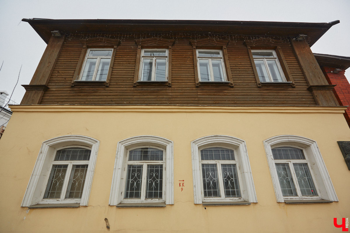 Владимир — это не только город с открытки Золотого кольца. Кто‑то из великих людей попадал сюда согласно приговору, кто‑то по любви, а кто‑то просто проезжал мимо и задержался на ночь. «Ключ-Медиа» решил создать литературную карту Владимира — настоящую и живую. Где каждый адрес — история, вместо улиц цитаты, а гида замещает текст.