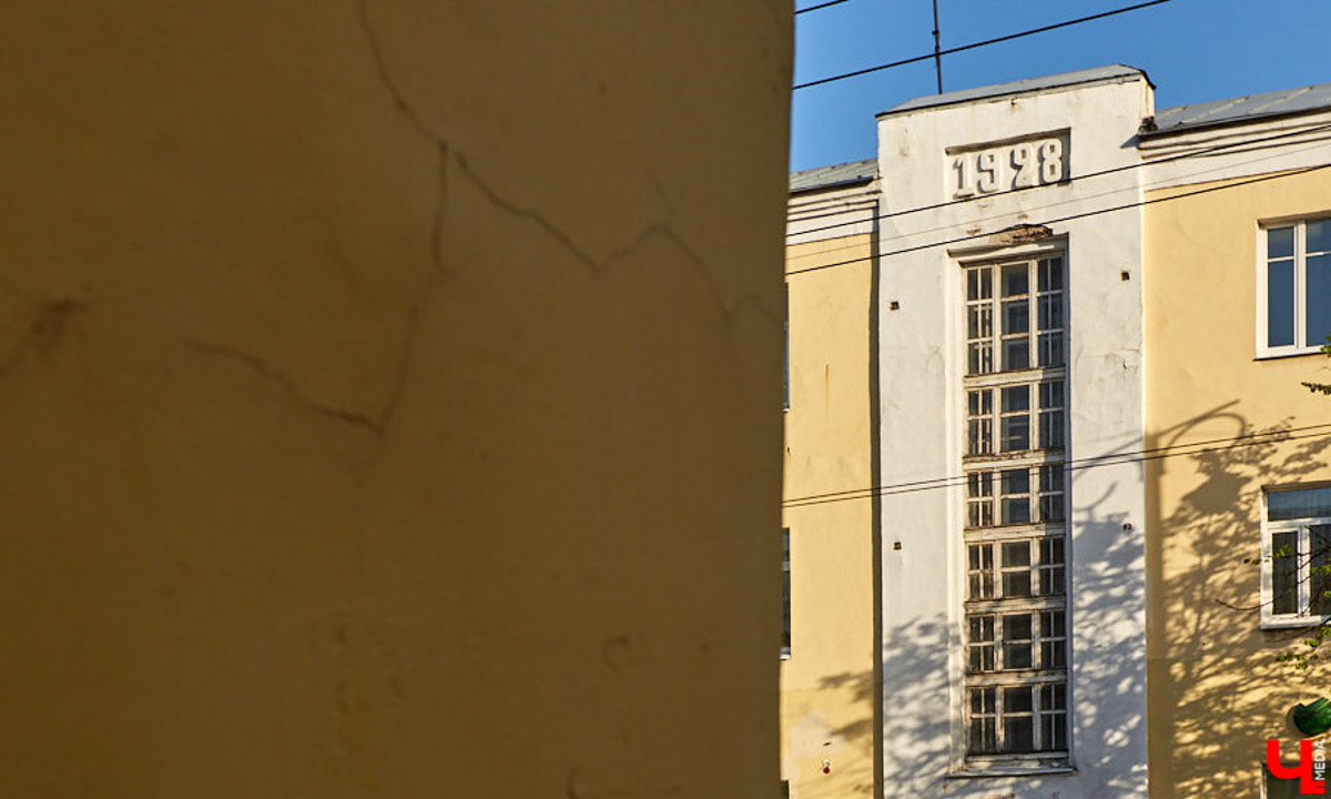 Владимир — это не только город с открытки Золотого кольца. Кто‑то из великих людей попадал сюда согласно приговору, кто‑то по любви, а кто‑то просто проезжал мимо и задержался на ночь. «Ключ-Медиа» решил создать литературную карту Владимира — настоящую и живую. Где каждый адрес — история, вместо улиц цитаты, а гида замещает текст.