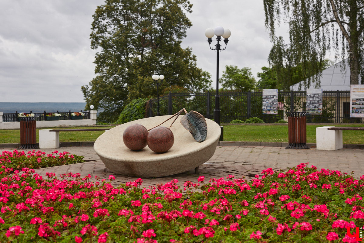 Владимир — это не только город с открытки Золотого кольца. Кто‑то из великих людей попадал сюда согласно приговору, кто‑то по любви, а кто‑то просто проезжал мимо и задержался на ночь. «Ключ-Медиа» решил создать литературную карту Владимира — настоящую и живую. Где каждый адрес — история, вместо улиц цитаты, а гида замещает текст.