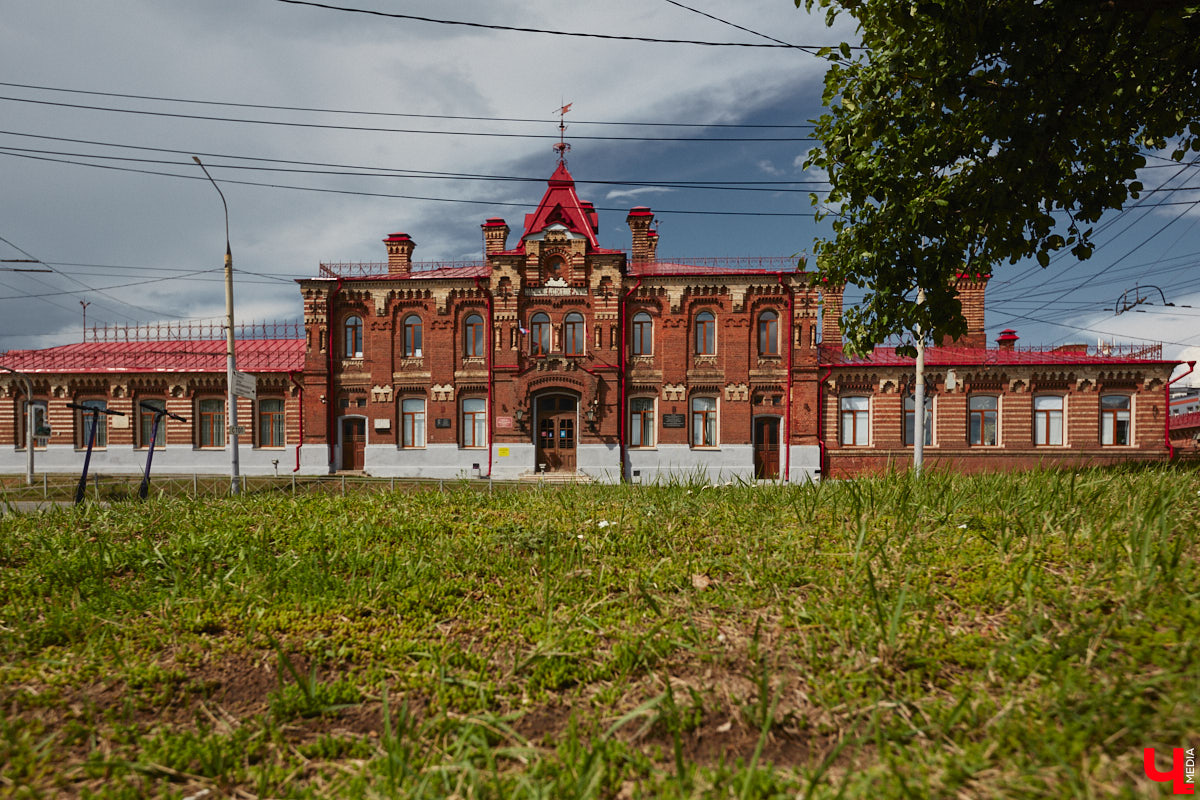 Владимир — это не только город с открытки Золотого кольца. Кто‑то из великих людей попадал сюда согласно приговору, кто‑то по любви, а кто‑то просто проезжал мимо и задержался на ночь. «Ключ-Медиа» решил создать литературную карту Владимира — настоящую и живую. Где каждый адрес — история, вместо улиц цитаты, а гида замещает текст.