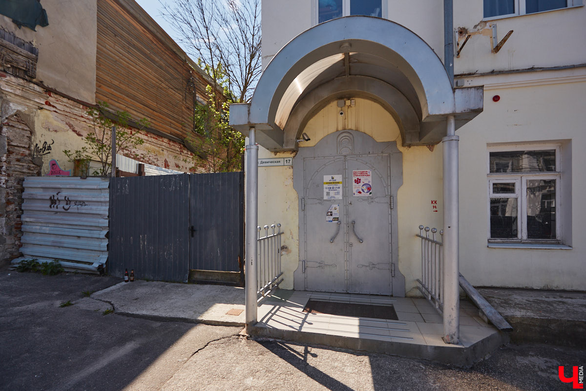 Владимир — это не только город с открытки Золотого кольца. Кто‑то из великих людей попадал сюда согласно приговору, кто‑то по любви, а кто‑то просто проезжал мимо и задержался на ночь. «Ключ-Медиа» решил создать литературную карту Владимира — настоящую и живую. Где каждый адрес — история, вместо улиц цитаты, а гида замещает текст.