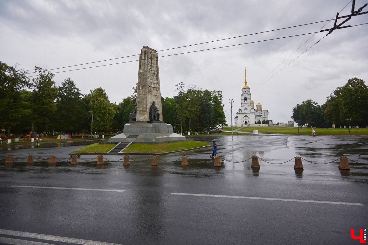 Владимир — это не только город с открытки Золотого кольца. Кто‑то из великих людей попадал сюда согласно приговору, кто‑то по любви, а кто‑то просто проезжал мимо и задержался на ночь. «Ключ-Медиа» решил создать литературную карту Владимира — настоящую и живую. Где каждый адрес — история, вместо улиц цитаты, а гида замещает текст.