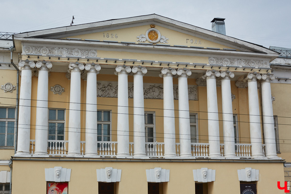 Владимир — это не только город с открытки Золотого кольца. Кто‑то из великих людей попадал сюда согласно приговору, кто‑то по любви, а кто‑то просто проезжал мимо и задержался на ночь. «Ключ-Медиа» решил создать литературную карту Владимира — настоящую и живую. Где каждый адрес — история, вместо улиц цитаты, а гида замещает текст.