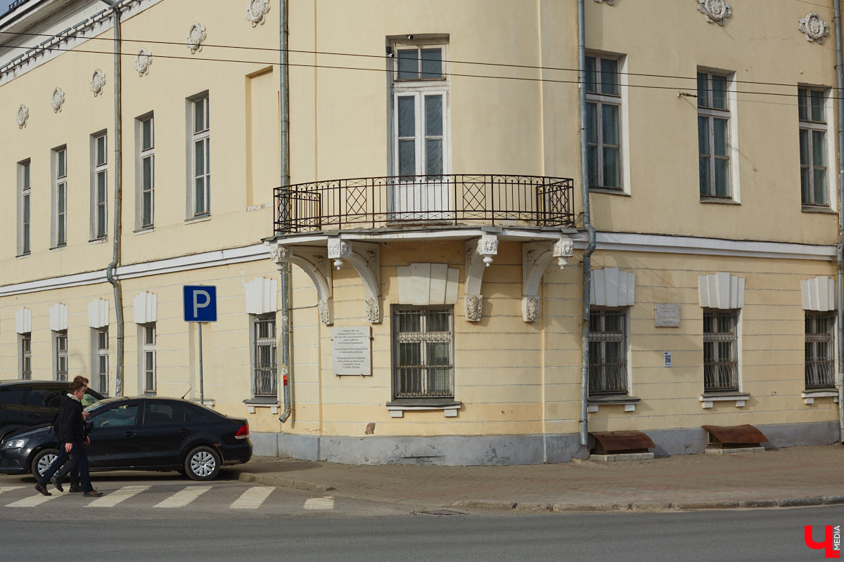 Владимир — это не только город с открытки Золотого кольца. Кто‑то из великих людей попадал сюда согласно приговору, кто‑то по любви, а кто‑то просто проезжал мимо и задержался на ночь. «Ключ-Медиа» решил создать литературную карту Владимира — настоящую и живую. Где каждый адрес — история, вместо улиц цитаты, а гида замещает текст.