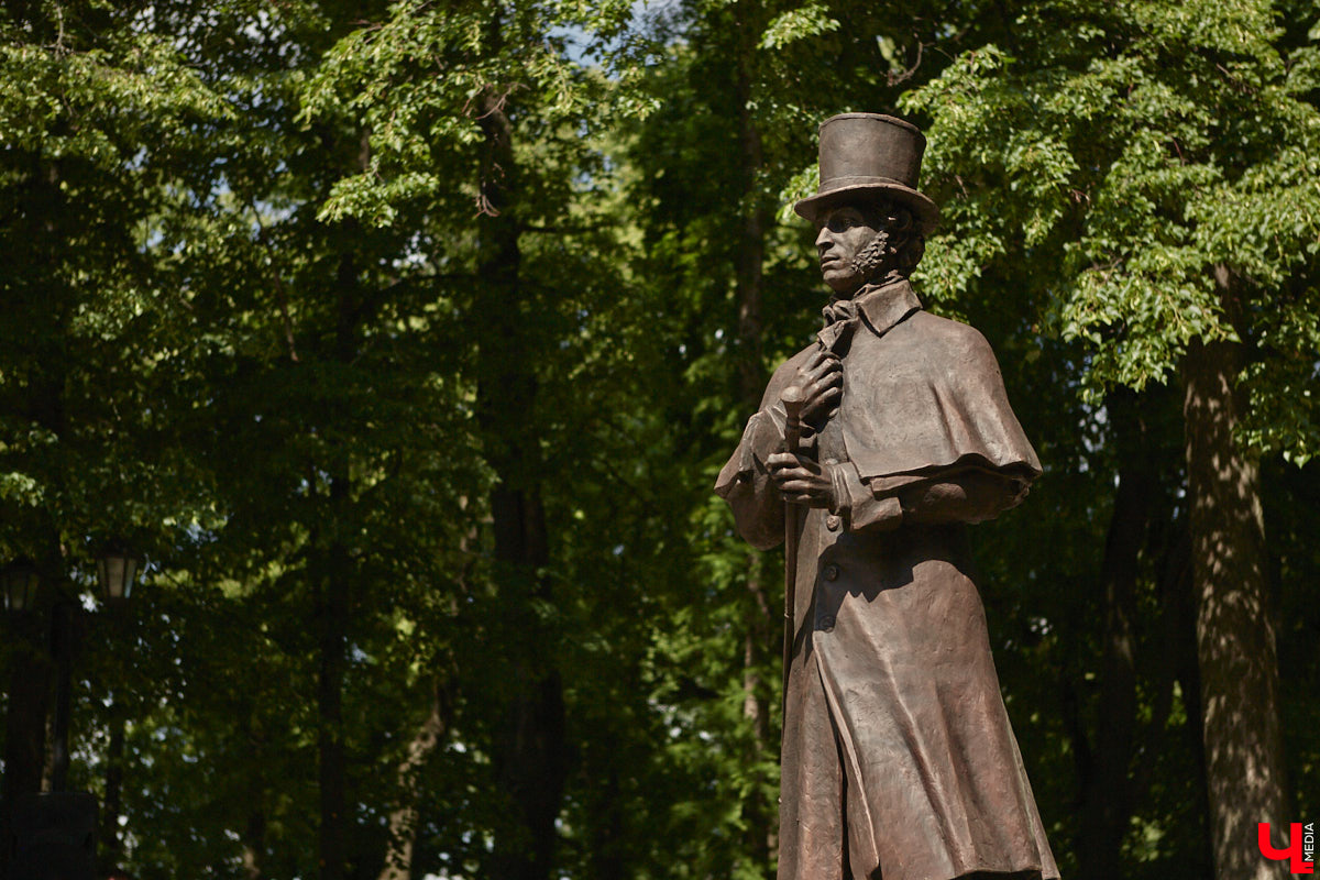 Владимир — это не только город с открытки Золотого кольца. Кто‑то из великих людей попадал сюда согласно приговору, кто‑то по любви, а кто‑то просто проезжал мимо и задержался на ночь. «Ключ-Медиа» решил создать литературную карту Владимира — настоящую и живую. Где каждый адрес — история, вместо улиц цитаты, а гида замещает текст.