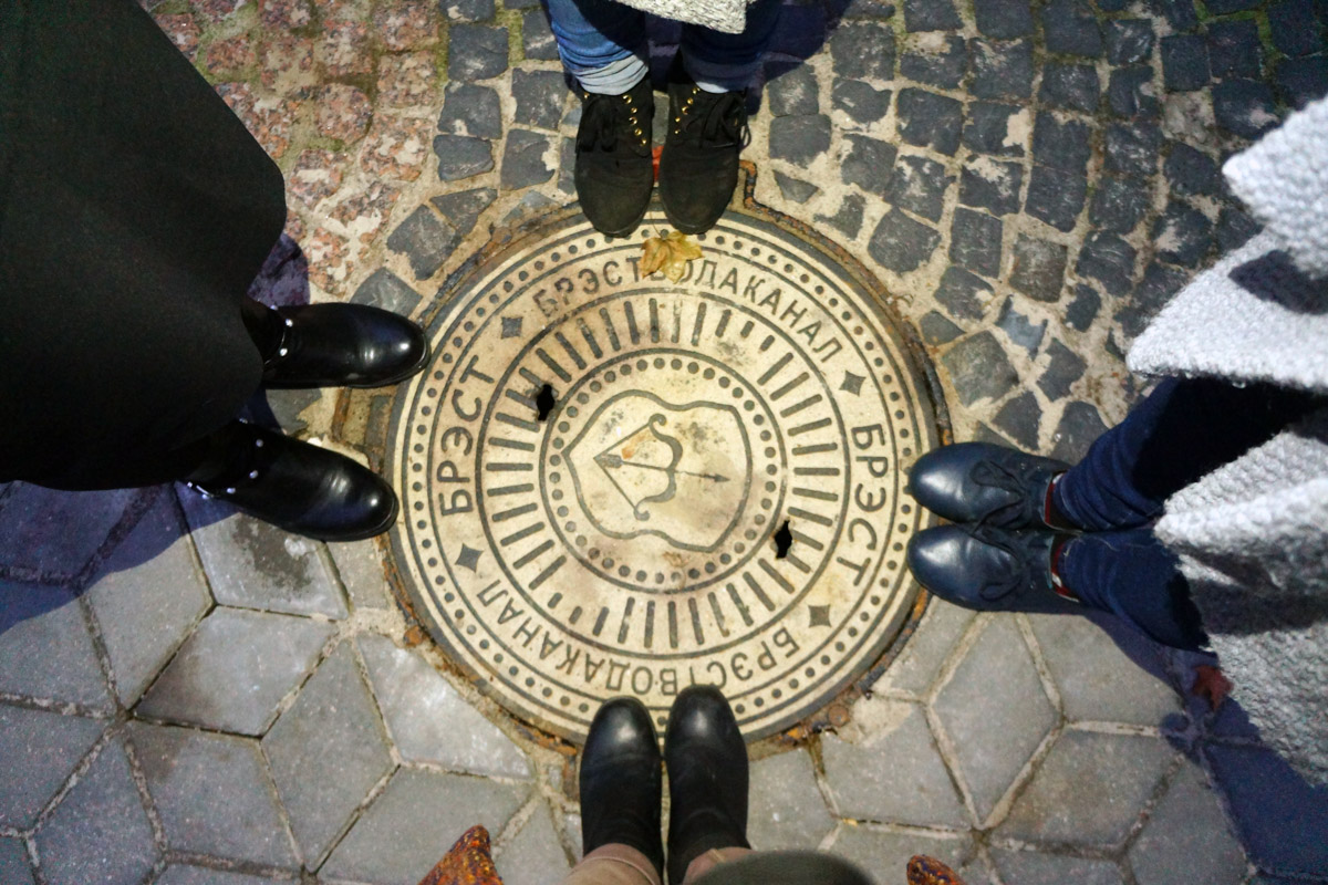 Город не заканчивается на местах и деталях, доступных широкой публике. Иногда самое интересное открывается самым любопытным прохожим. Анастасия Егорова из их числа. В поездках по стране и миру она нашла немало интересных люков, закрывающих смотровые колодцы подземных инженерных коммуникаций. Самые удивительные артефакты девушка показала «Ключ-Медиа».