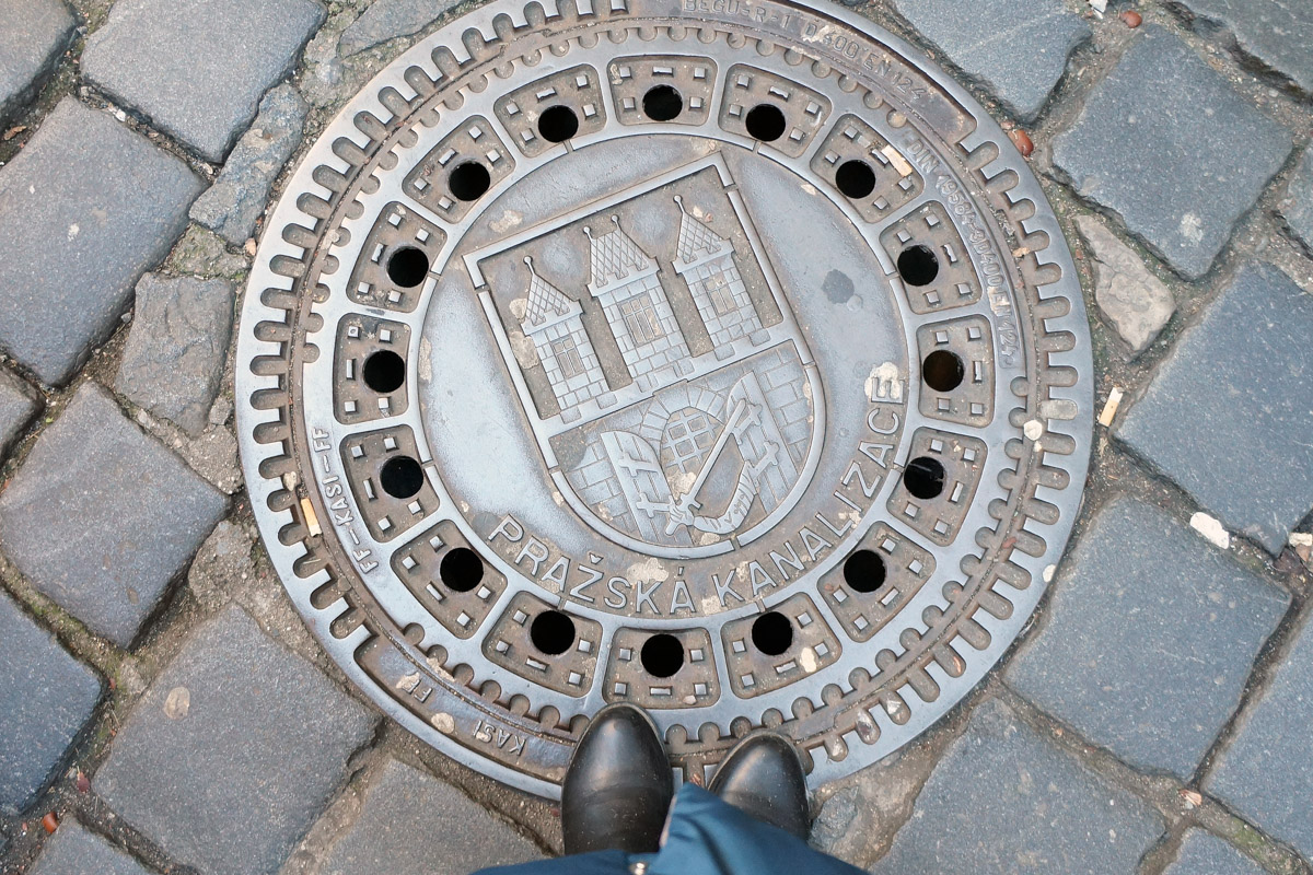 Город не заканчивается на местах и деталях, доступных широкой публике. Иногда самое интересное открывается самым любопытным прохожим. Анастасия Егорова из их числа. В поездках по стране и миру она нашла немало интересных люков, закрывающих смотровые колодцы подземных инженерных коммуникаций. Самые удивительные артефакты девушка показала «Ключ-Медиа».