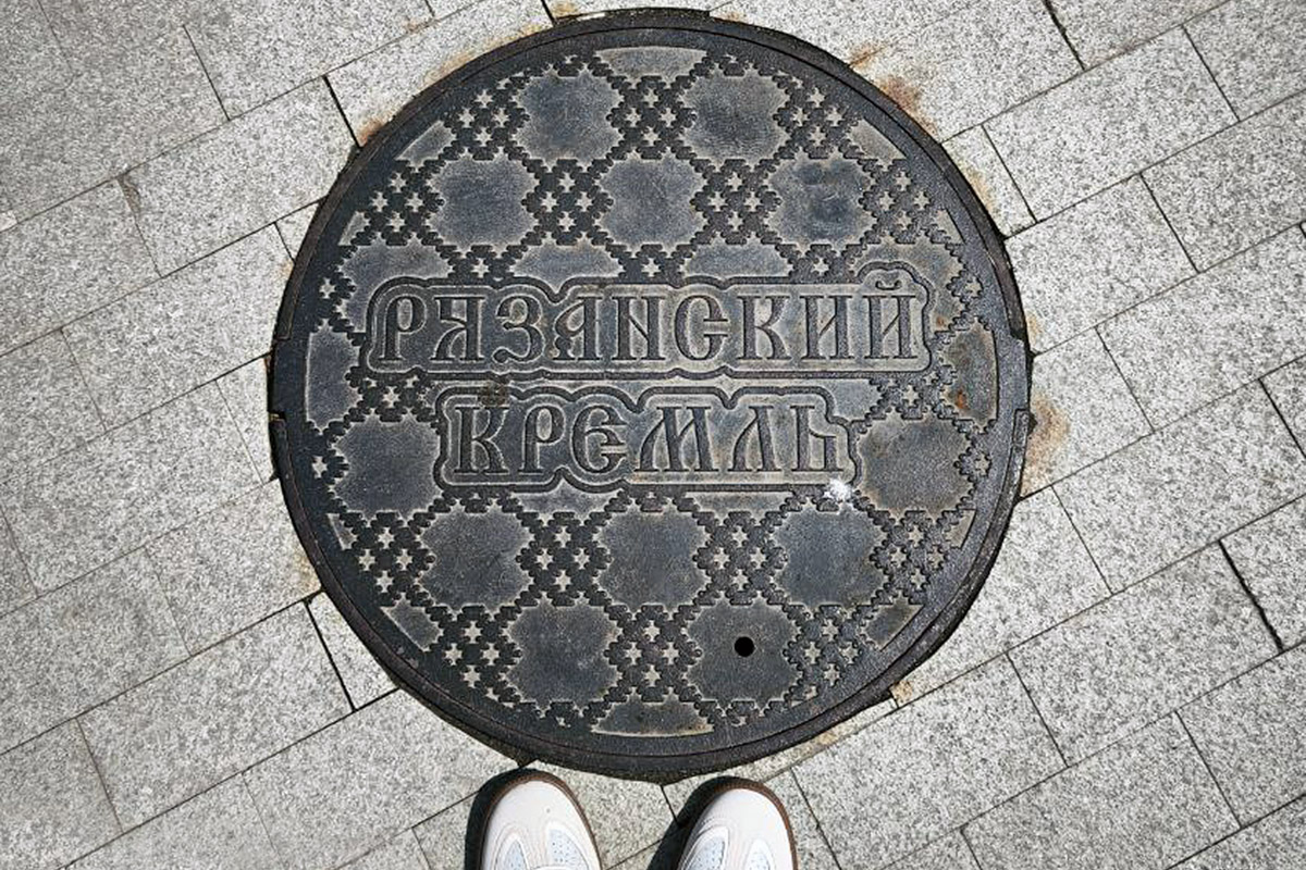 Город не заканчивается на местах и деталях, доступных широкой публике. Иногда самое интересное открывается самым любопытным прохожим. Анастасия Егорова из их числа. В поездках по стране и миру она нашла немало интересных люков, закрывающих смотровые колодцы подземных инженерных коммуникаций. Самые удивительные артефакты девушка показала «Ключ-Медиа».