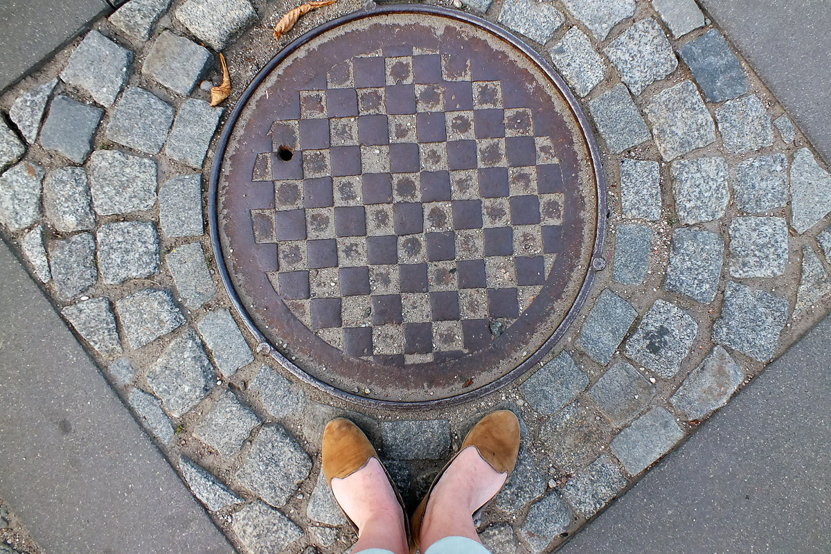 Город не заканчивается на местах и деталях, доступных широкой публике. Иногда самое интересное открывается самым любопытным прохожим. Анастасия Егорова из их числа. В поездках по стране и миру она нашла немало интересных люков, закрывающих смотровые колодцы подземных инженерных коммуникаций. Самые удивительные артефакты девушка показала «Ключ-Медиа».