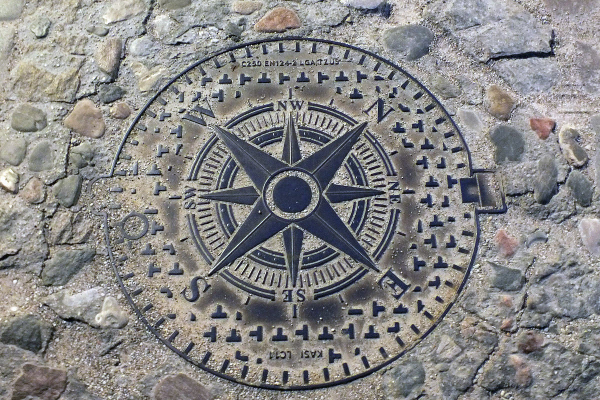 Город не заканчивается на местах и деталях, доступных широкой публике. Иногда самое интересное открывается самым любопытным прохожим. Анастасия Егорова из их числа. В поездках по стране и миру она нашла немало интересных люков, закрывающих смотровые колодцы подземных инженерных коммуникаций. Самые удивительные артефакты девушка показала «Ключ-Медиа».