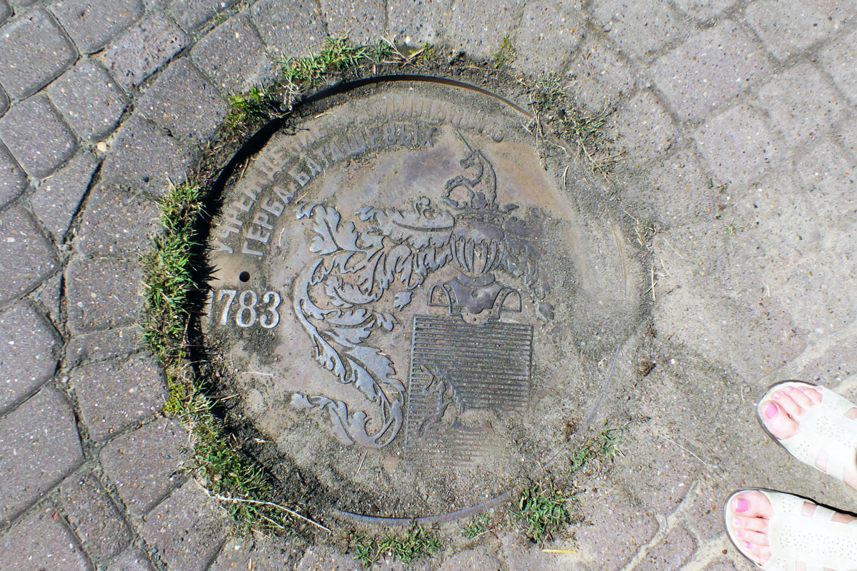 Город не заканчивается на местах и деталях, доступных широкой публике. Иногда самое интересное открывается самым любопытным прохожим. Анастасия Егорова из их числа. В поездках по стране и миру она нашла немало интересных люков, закрывающих смотровые колодцы подземных инженерных коммуникаций. Самые удивительные артефакты девушка показала «Ключ-Медиа».