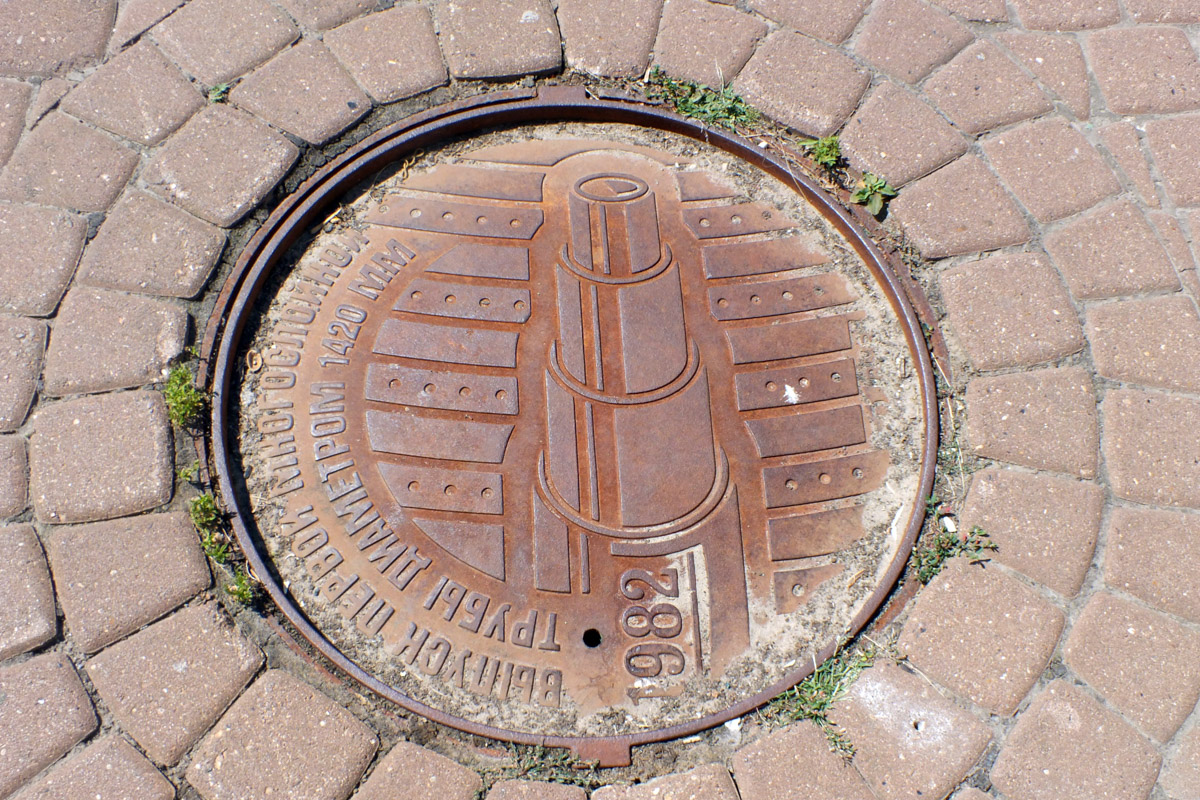 Город не заканчивается на местах и деталях, доступных широкой публике. Иногда самое интересное открывается самым любопытным прохожим. Анастасия Егорова из их числа. В поездках по стране и миру она нашла немало интересных люков, закрывающих смотровые колодцы подземных инженерных коммуникаций. Самые удивительные артефакты девушка показала «Ключ-Медиа».