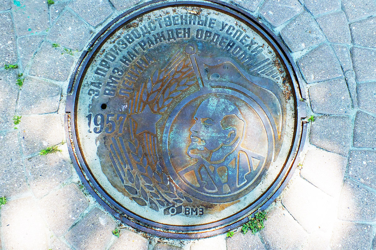 Город не заканчивается на местах и деталях, доступных широкой публике. Иногда самое интересное открывается самым любопытным прохожим. Анастасия Егорова из их числа. В поездках по стране и миру она нашла немало интересных люков, закрывающих смотровые колодцы подземных инженерных коммуникаций. Самые удивительные артефакты девушка показала «Ключ-Медиа».