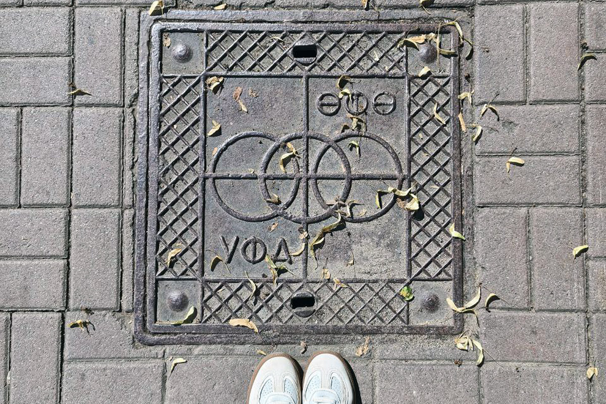 Город не заканчивается на местах и деталях, доступных широкой публике. Иногда самое интересное открывается самым любопытным прохожим. Анастасия Егорова из их числа. В поездках по стране и миру она нашла немало интересных люков, закрывающих смотровые колодцы подземных инженерных коммуникаций. Самые удивительные артефакты девушка показала «Ключ-Медиа».