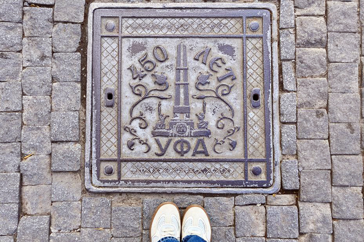 Город не заканчивается на местах и деталях, доступных широкой публике. Иногда самое интересное открывается самым любопытным прохожим. Анастасия Егорова из их числа. В поездках по стране и миру она нашла немало интересных люков, закрывающих смотровые колодцы подземных инженерных коммуникаций. Самые удивительные артефакты девушка показала «Ключ-Медиа».