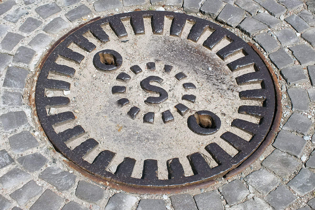 Город не заканчивается на местах и деталях, доступных широкой публике. Иногда самое интересное открывается самым любопытным прохожим. Анастасия Егорова из их числа. В поездках по стране и миру она нашла немало интересных люков, закрывающих смотровые колодцы подземных инженерных коммуникаций. Самые удивительные артефакты девушка показала «Ключ-Медиа».