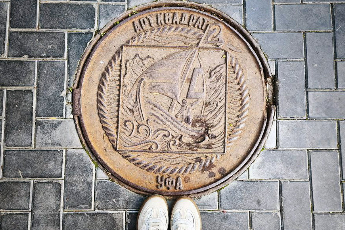 Город не заканчивается на местах и деталях, доступных широкой публике. Иногда самое интересное открывается самым любопытным прохожим. Анастасия Егорова из их числа. В поездках по стране и миру она нашла немало интересных люков, закрывающих смотровые колодцы подземных инженерных коммуникаций. Самые удивительные артефакты девушка показала «Ключ-Медиа».