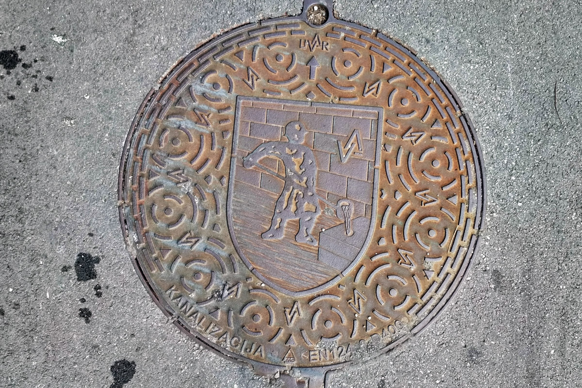 Город не заканчивается на местах и деталях, доступных широкой публике. Иногда самое интересное открывается самым любопытным прохожим. Анастасия Егорова из их числа. В поездках по стране и миру она нашла немало интересных люков, закрывающих смотровые колодцы подземных инженерных коммуникаций. Самые удивительные артефакты девушка показала «Ключ-Медиа».