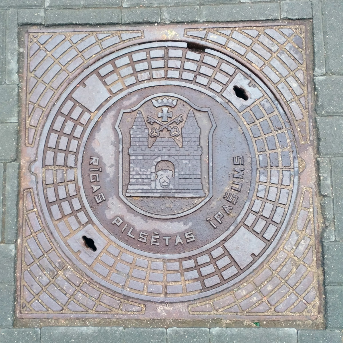 Город не заканчивается на местах и деталях, доступных широкой публике. Иногда самое интересное открывается самым любопытным прохожим. Анастасия Егорова из их числа. В поездках по стране и миру она нашла немало интересных люков, закрывающих смотровые колодцы подземных инженерных коммуникаций. Самые удивительные артефакты девушка показала «Ключ-Медиа».