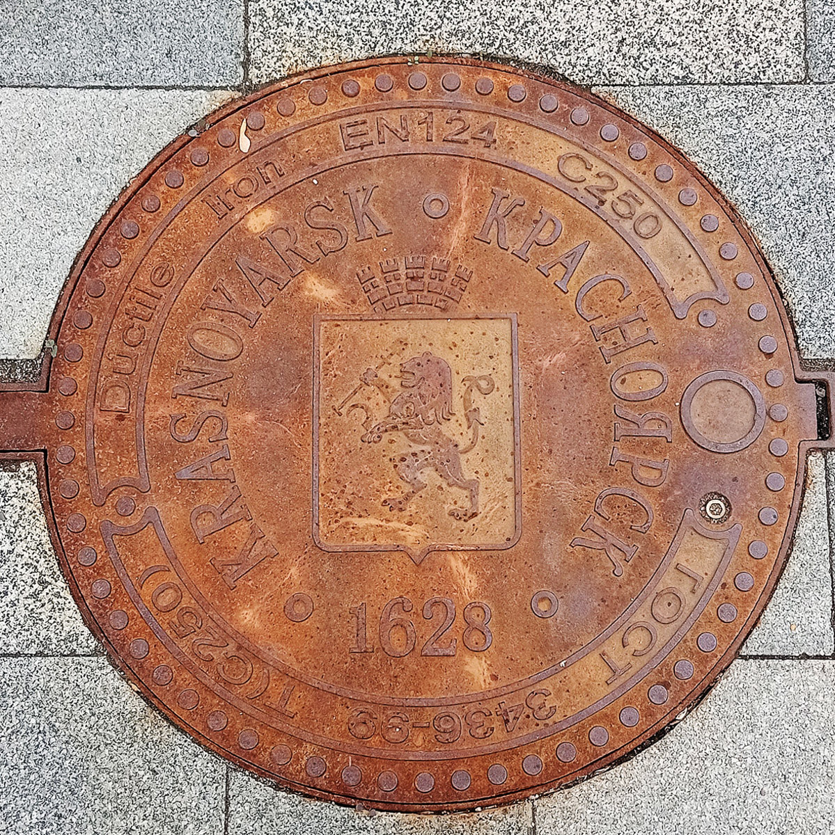 Город не заканчивается на местах и деталях, доступных широкой публике. Иногда самое интересное открывается самым любопытным прохожим. Анастасия Егорова из их числа. В поездках по стране и миру она нашла немало интересных люков, закрывающих смотровые колодцы подземных инженерных коммуникаций. Самые удивительные артефакты девушка показала «Ключ-Медиа».