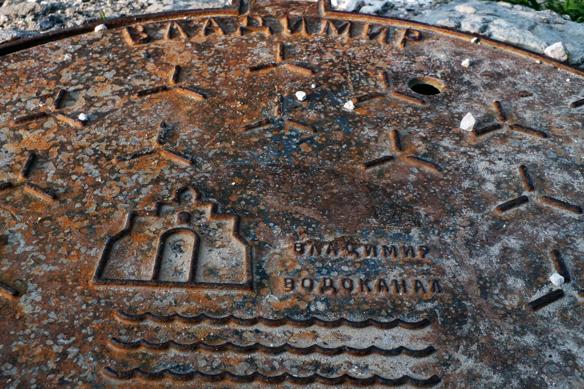 Город не заканчивается на местах и деталях, доступных широкой публике. Иногда самое интересное открывается самым любопытным прохожим. Анастасия Егорова из их числа. В поездках по стране и миру она нашла немало интересных люков, закрывающих смотровые колодцы подземных инженерных коммуникаций. Самые удивительные артефакты девушка показала «Ключ-Медиа».