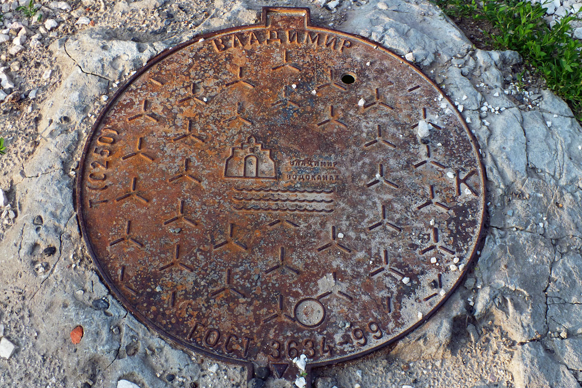 Город не заканчивается на местах и деталях, доступных широкой публике. Иногда самое интересное открывается самым любопытным прохожим. Анастасия Егорова из их числа. В поездках по стране и миру она нашла немало интересных люков, закрывающих смотровые колодцы подземных инженерных коммуникаций. Самые удивительные артефакты девушка показала «Ключ-Медиа».