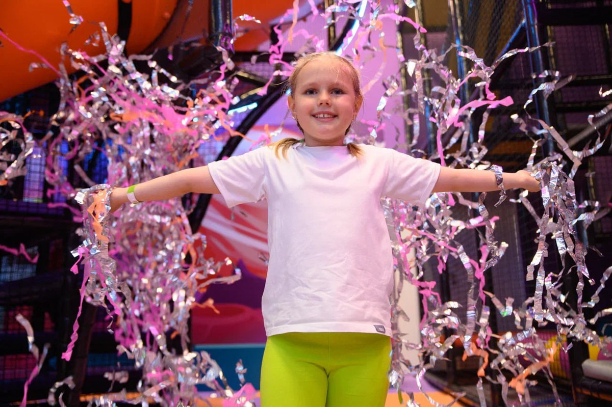 Представьте себе день рождения, полный беготни, прыжков, катаний с горок и смеха в компании лучших друзей. В «Полярисе» детский праздник превращается в настоящее приключение: любимые анимационные герои, веселые конкурсы, красивый и вкусный торт. А фото на фоне ярких шаров станут жемчужиной семейного альбома. И все это под глоток лимонада!