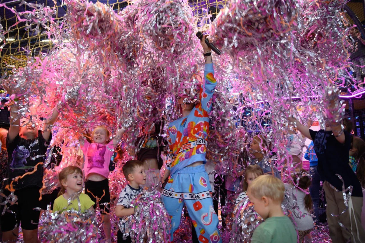 Представьте себе день рождения, полный беготни, прыжков, катаний с горок и смеха в компании лучших друзей. В «Полярисе» детский праздник превращается в настоящее приключение: любимые анимационные герои, веселые конкурсы, красивый и вкусный торт. А фото на фоне ярких шаров станут жемчужиной семейного альбома. И все это под глоток лимонада!