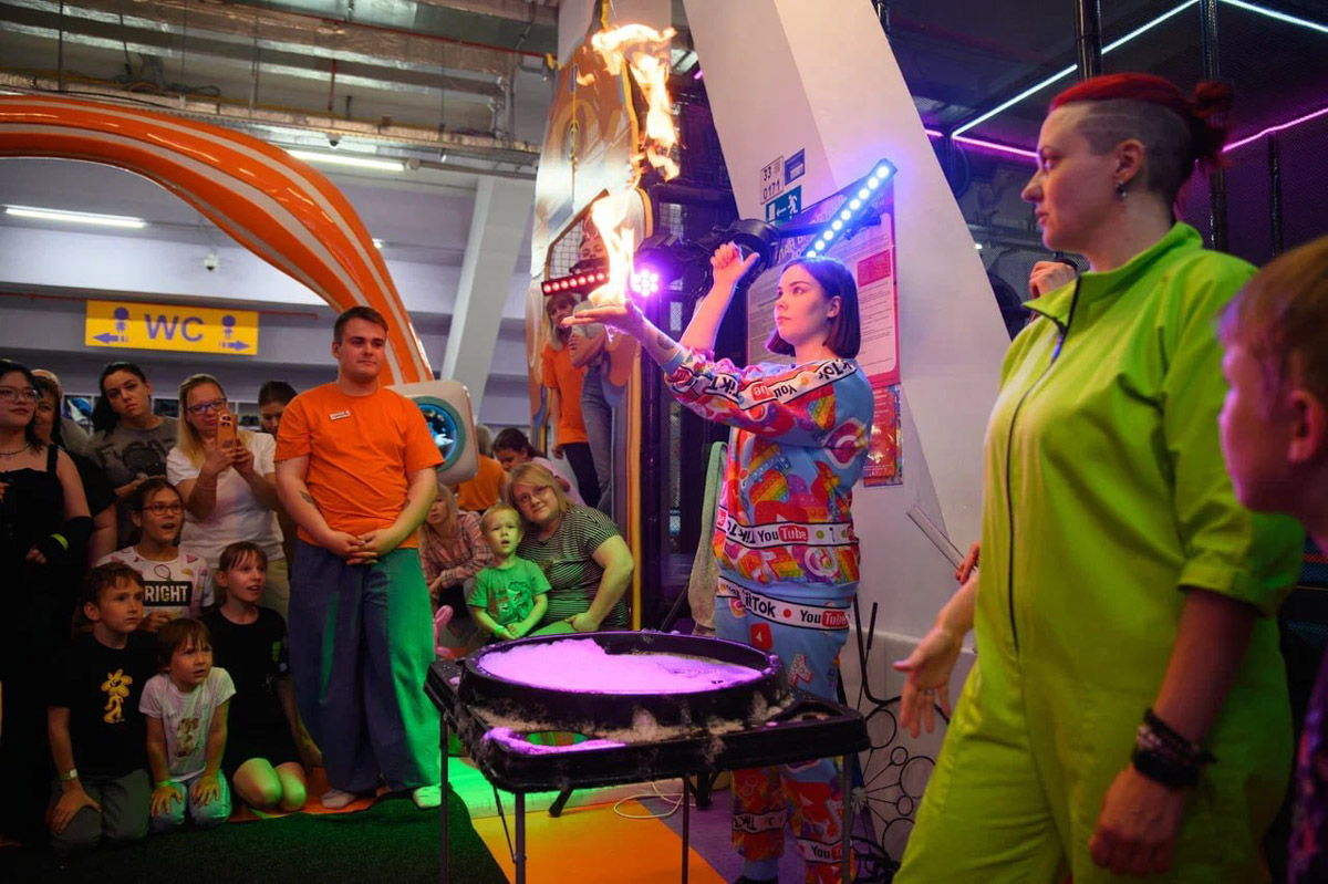 Представьте себе день рождения, полный беготни, прыжков, катаний с горок и смеха в компании лучших друзей. В «Полярисе» детский праздник превращается в настоящее приключение: любимые анимационные герои, веселые конкурсы, красивый и вкусный торт. А фото на фоне ярких шаров станут жемчужиной семейного альбома. И все это под глоток лимонада!