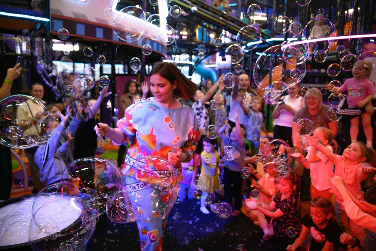 Представьте себе день рождения, полный беготни, прыжков, катаний с горок и смеха в компании лучших друзей. В «Полярисе» детский праздник превращается в настоящее приключение: любимые анимационные герои, веселые конкурсы, красивый и вкусный торт. А фото на фоне ярких шаров станут жемчужиной семейного альбома. И все это под глоток лимонада!