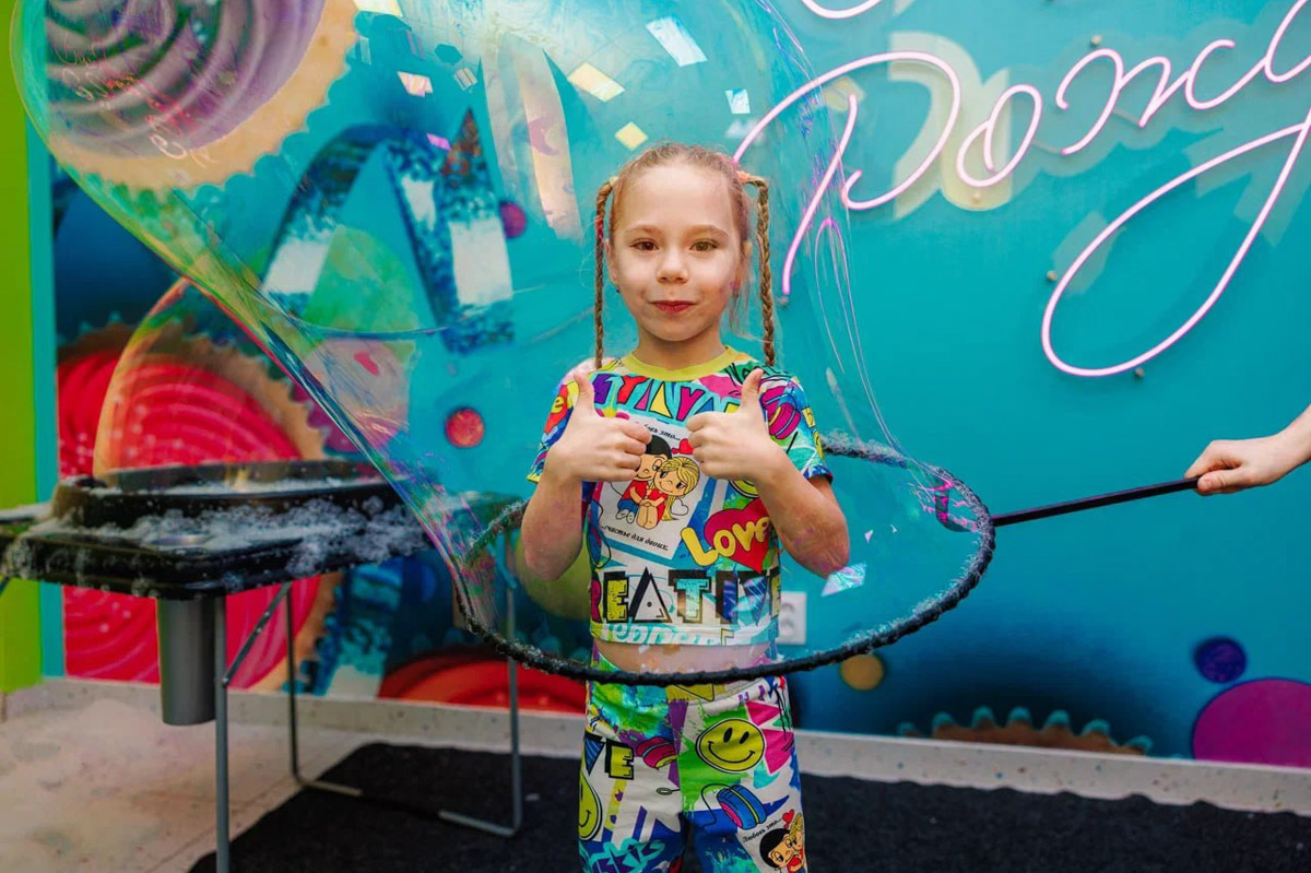 Представьте себе день рождения, полный беготни, прыжков, катаний с горок и смеха в компании лучших друзей. В «Полярисе» детский праздник превращается в настоящее приключение: любимые анимационные герои, веселые конкурсы, красивый и вкусный торт. А фото на фоне ярких шаров станут жемчужиной семейного альбома. И все это под глоток лимонада!