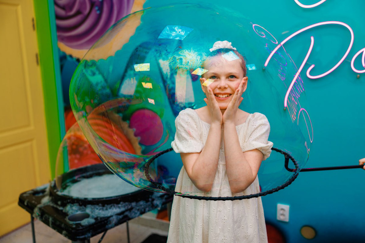 Представьте себе день рождения, полный беготни, прыжков, катаний с горок и смеха в компании лучших друзей. В «Полярисе» детский праздник превращается в настоящее приключение: любимые анимационные герои, веселые конкурсы, красивый и вкусный торт. А фото на фоне ярких шаров станут жемчужиной семейного альбома. И все это под глоток лимонада!