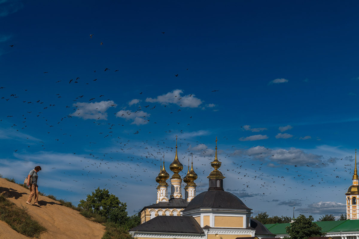 Вы когда-нибудь видели в небе огромную стаю птиц, выписывающих в едином порыве сложные фигуры: волну или знак бесконечности? Если нет, самое время отправиться в Суздаль и насладиться необычным танцем пернатых — мурмурацией.