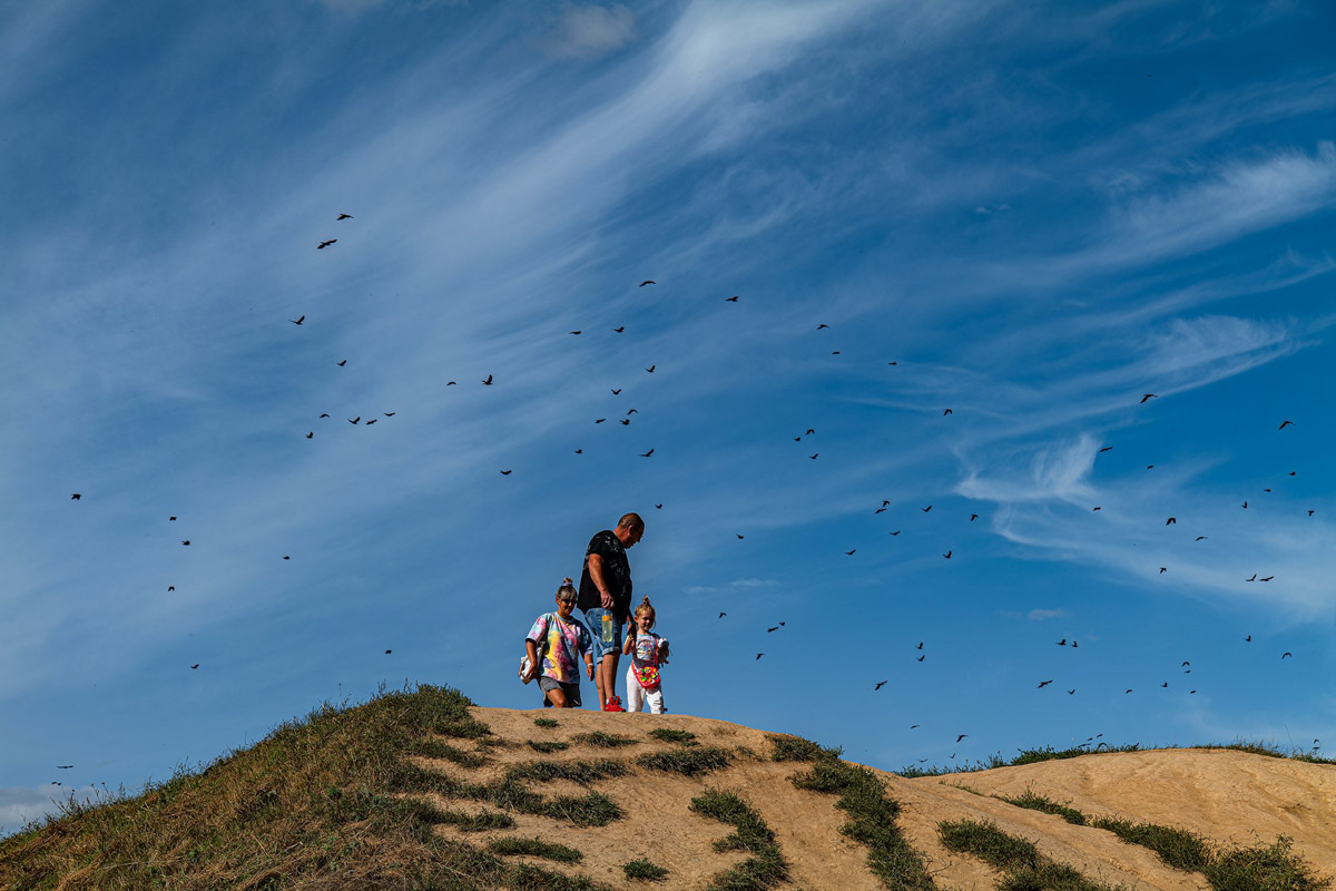Вы когда-нибудь видели в небе огромную стаю птиц, выписывающих в едином порыве сложные фигуры: волну или знак бесконечности? Если нет, самое время отправиться в Суздаль и насладиться необычным танцем пернатых — мурмурацией.
