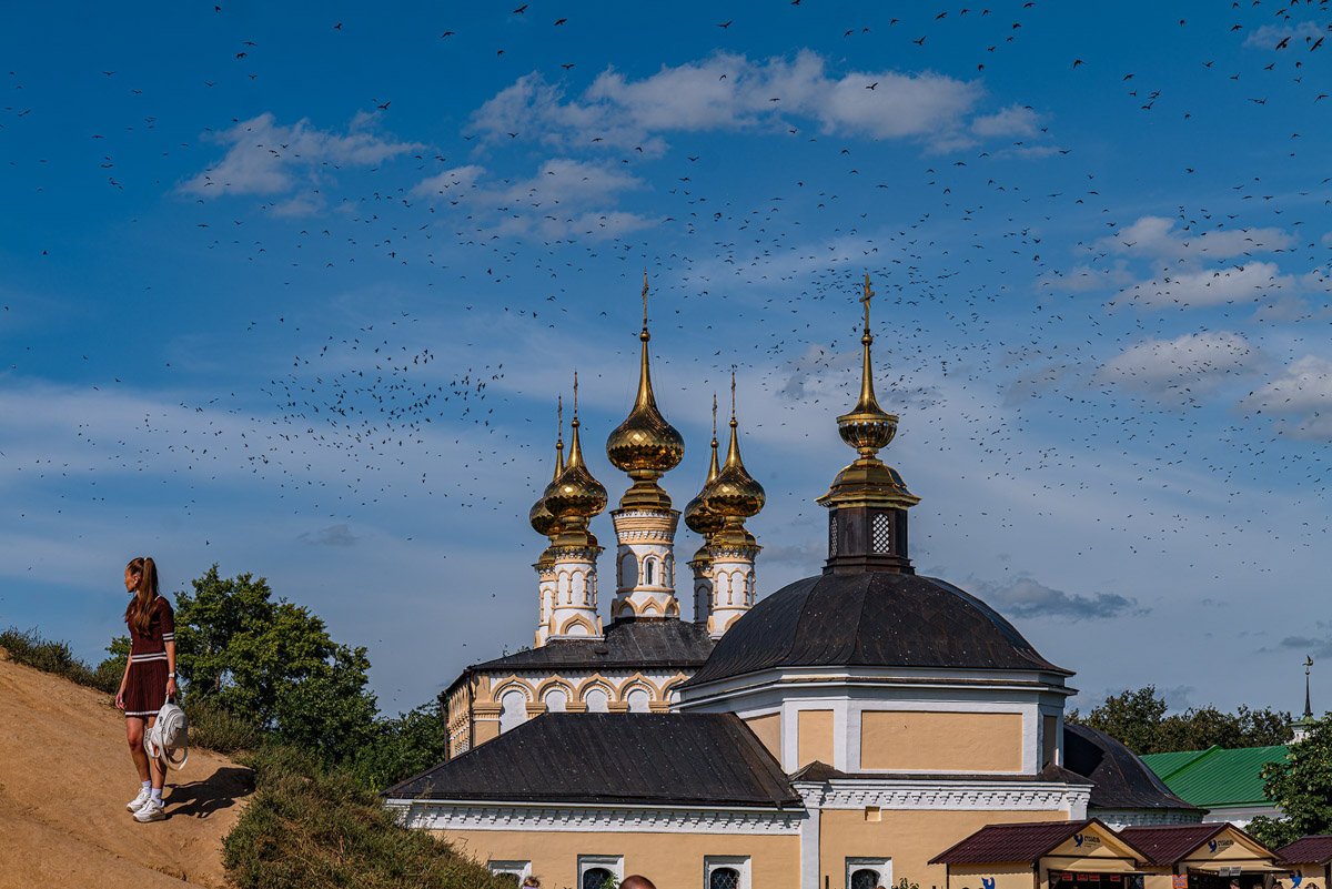 Вы когда-нибудь видели в небе огромную стаю птиц, выписывающих в едином порыве сложные фигуры: волну или знак бесконечности? Если нет, самое время отправиться в Суздаль и насладиться необычным танцем пернатых — мурмурацией.