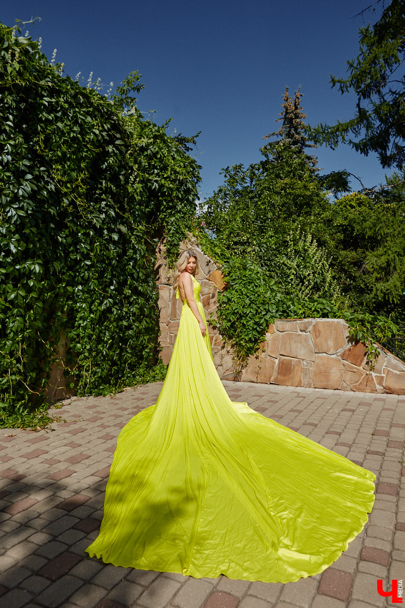 Эстетика Востока и пустыни никого не оставляет равнодушным, поддалась ее обаянию и Яна Денисова. Образ девушки в развевающемся платье на фоне барханов вдохновил нашу героиню на творчество. А именно на создание невесомых нарядов. Три эффектных платья со шлейфами рекордной длины она продемонстрировала «Ключ-Медиа».