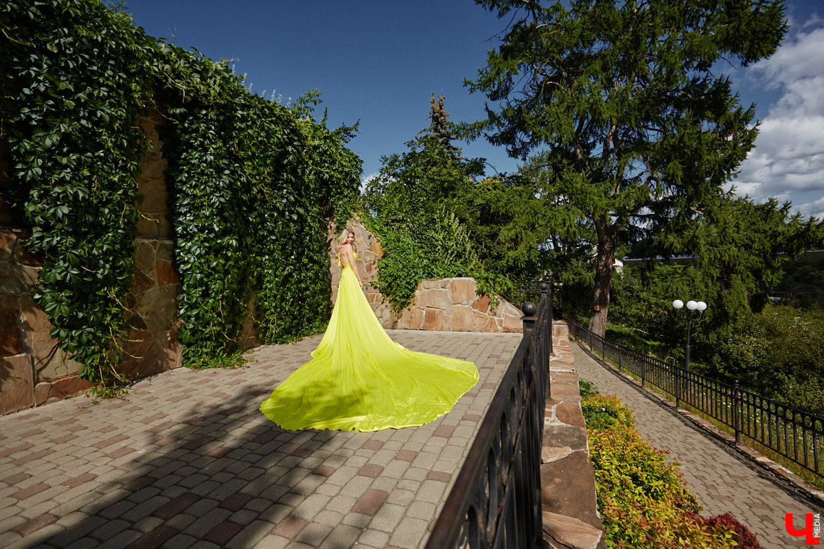 Эстетика Востока и пустыни никого не оставляет равнодушным, поддалась ее обаянию и Яна Денисова. Образ девушки в развевающемся платье на фоне барханов вдохновил нашу героиню на творчество. А именно на создание невесомых нарядов. Три эффектных платья со шлейфами рекордной длины она продемонстрировала «Ключ-Медиа».