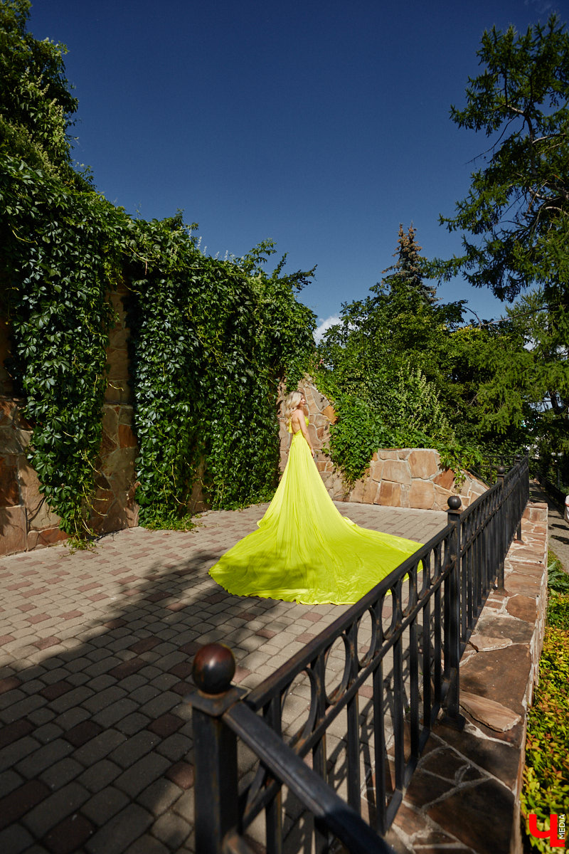 Эстетика Востока и пустыни никого не оставляет равнодушным, поддалась ее обаянию и Яна Денисова. Образ девушки в развевающемся платье на фоне барханов вдохновил нашу героиню на творчество. А именно на создание невесомых нарядов. Три эффектных платья со шлейфами рекордной длины она продемонстрировала «Ключ-Медиа».