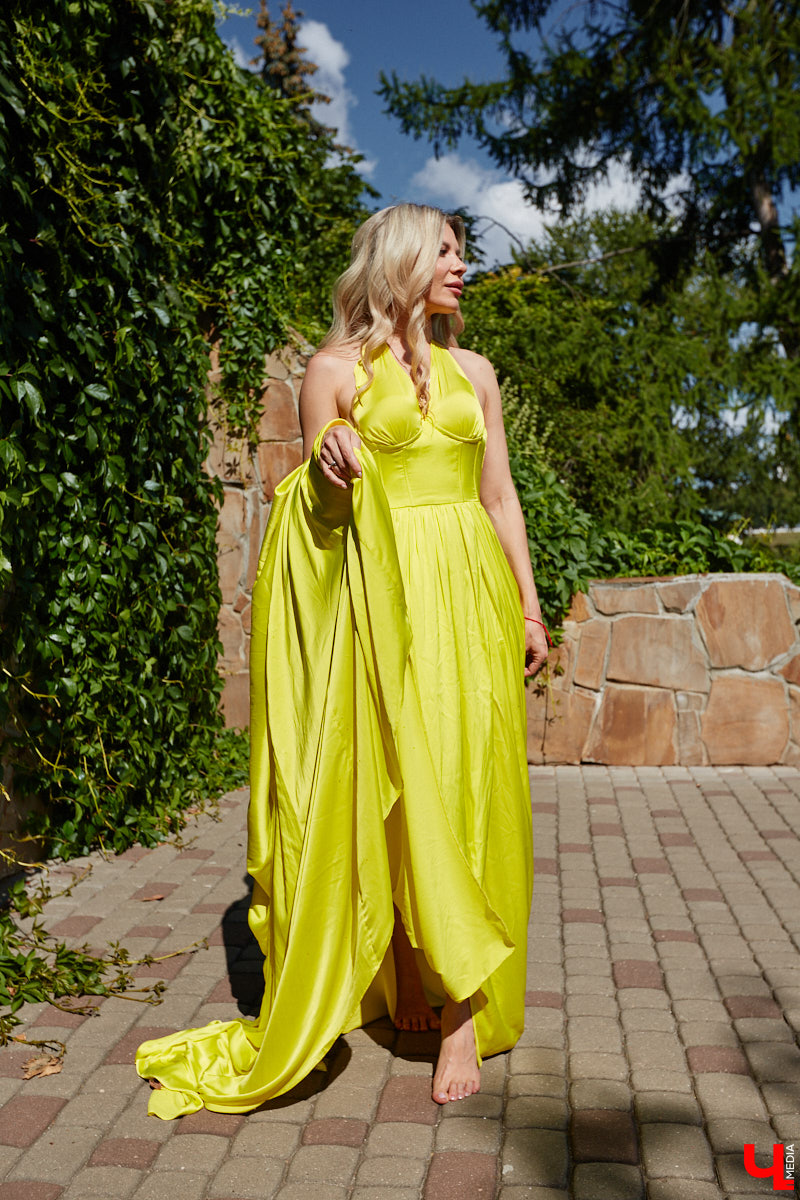 Эстетика Востока и пустыни никого не оставляет равнодушным, поддалась ее обаянию и Яна Денисова. Образ девушки в развевающемся платье на фоне барханов вдохновил нашу героиню на творчество. А именно на создание невесомых нарядов. Три эффектных платья со шлейфами рекордной длины она продемонстрировала «Ключ-Медиа».